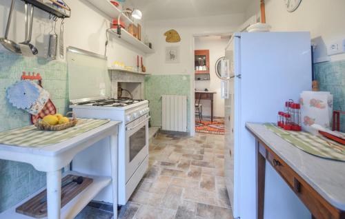 Dapur atau dapur kecil di 2 Bedroom Amazing Home In Casoli