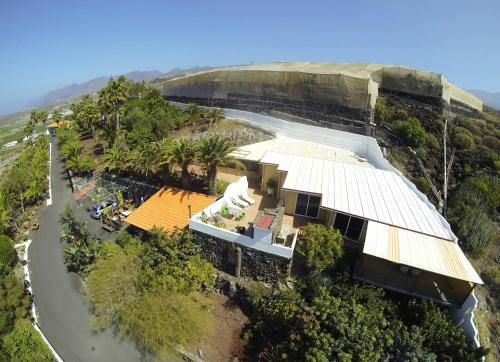 eine Luftansicht eines Hauses mit einem Gebäude in der Unterkunft Ferienhaus für 22 Personen in Alcalá, Teneriffa Westküste von Teneriffa in Alcalá