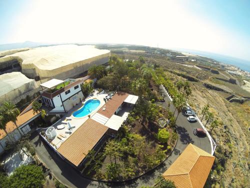 eine Luftaufnahme eines Resorts mit Swimmingpool in der Unterkunft Ferienhaus für 22 Personen in Alcalá, Teneriffa Westküste von Teneriffa in Alcalá