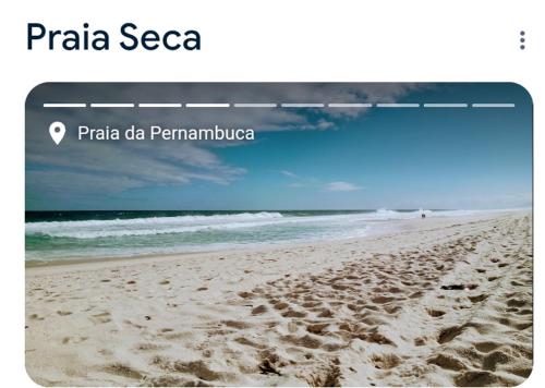a screenshot of a beach with a photo of the ocean at Lugar de descanso e muito verde praia e lagoa Araruama in Araruama