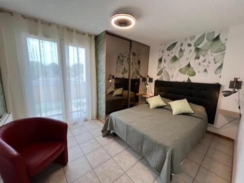 Posteľ alebo postele v izbe v ubytovaní Appartement T2 avec loggias, face aux thermes, parking privé, WIFI gratuit, animaux admis - Balaruc - FR-1-503-138