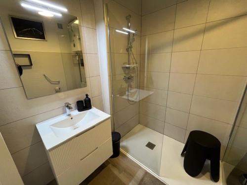 Kúpeľňa v ubytovaní Appartement T2 avec loggias, face aux thermes, parking privé, WIFI gratuit, animaux admis - Balaruc - FR-1-503-138