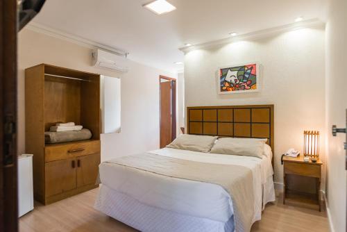a bedroom with a large bed in a room at Hotel Serra Everest in Nova Friburgo