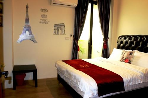 a bedroom with a bed and the eiffel tower at Waltz Villa in Puli