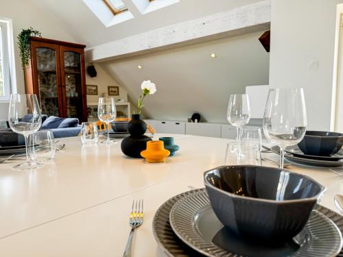 Nápoje v ubytování Modern 4BD, 2 Balcony, Family & Work Haven! Near Park & Bus Stop