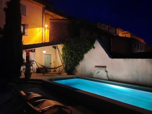 une piscine devant un immeuble la nuit dans l'établissement Family Home Ventoux, à Mormoiron