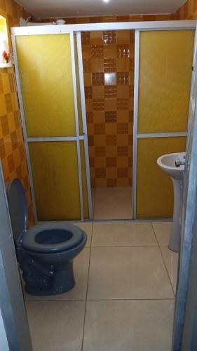 a bathroom with a blue toilet and a sink at Apartamento Central in Triunfo