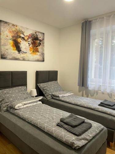 two beds sitting next to each other in a room at Apartament Olesno Centrum in Olesno