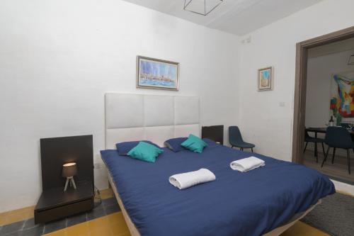 Ένα ή περισσότερα κρεβάτια σε δωμάτιο στο Stylish Valletta 2 bedroom City Centre Apartment with Terrace and Views