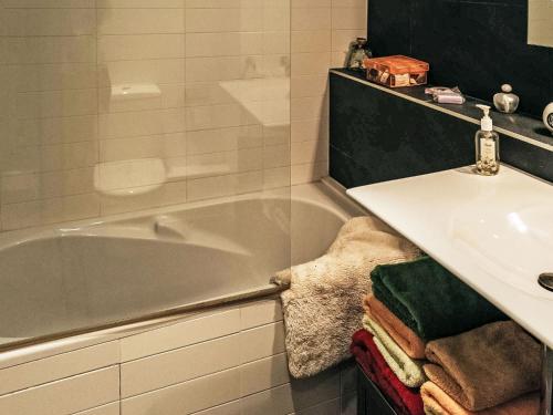 une salle de bain avec une baignoire et un lavabo dans l'établissement Apartamento Ferreries, piscina climatizada, jardín, à Saillagouse