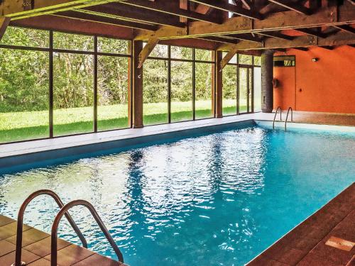 - une grande piscine avec 2 chaises dans l'établissement Apartamento Ferreries, piscina climatizada, jardín, à Saillagouse