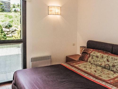 une chambre avec un lit et une fenêtre dans l'établissement Apartamento Ferreries, piscina climatizada, jardín, à Saillagouse