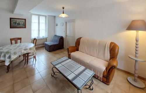 ein Wohnzimmer mit Couch und Tisch in der Unterkunft Awesome Home In Montliard With Wifi in Montliard