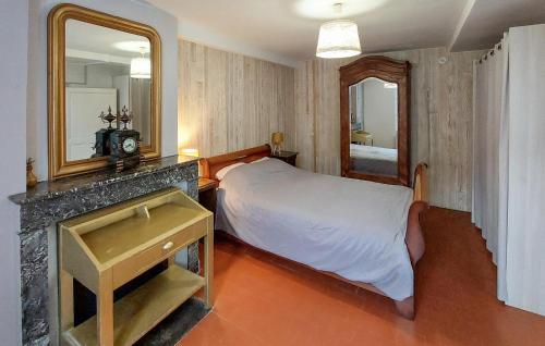 Ein Bett oder Betten in einem Zimmer der Unterkunft Awesome Home In Montliard With Wifi