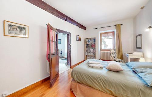 Katil atau katil-katil dalam bilik di Amazing Home In Volnay With Wifi