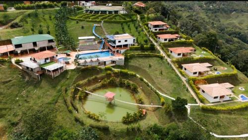 ココルナにあるCentro vacacional campo verdeの池のある家の空見