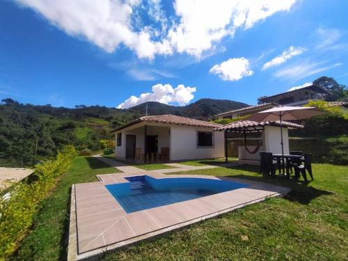 ココルナにあるCentro vacacional campo verdeの裏庭(プール、家あり)