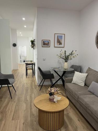 un soggiorno con un divano e un tavolo di Alcazaba II tourist apartment a Badajoz