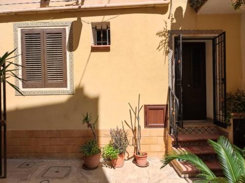 una casa con macetas delante de una puerta en Le Case di Mariù, en Mazara del Vallo
