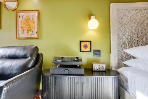 Гостиная зона в The Sun King at The Louie Boutique Motel, Walk to Everything! Dog Friendly!