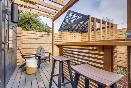 Балкон или терраса в The Sun King at The Louie Boutique Motel, Walk to Everything! Dog Friendly!