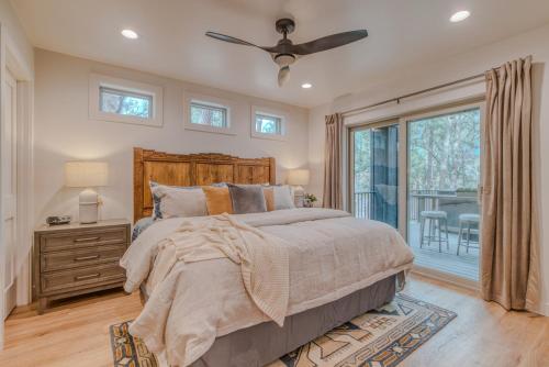 una camera da letto con un letto grande e una finestra di Black Beauty Midtown with Hot Tub a Ruidoso
