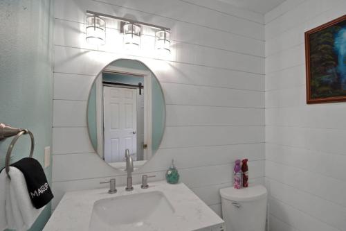 Ένα μπάνιο στο Spacious 4BR retreat in the heart of wine country