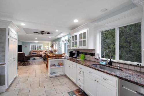 Η κουζίνα ή μικρή κουζίνα στο Spacious 4BR retreat in the heart of wine country