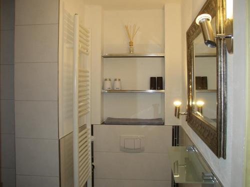 ein Badezimmer mit Waschbecken und Spiegel in der Unterkunft Herzlich & Harzlich Willkommen in Braunlage