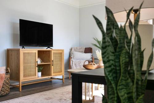 Televisyen dan/atau pusat hiburan di Remodeled 4 Bedroom With a Game Room