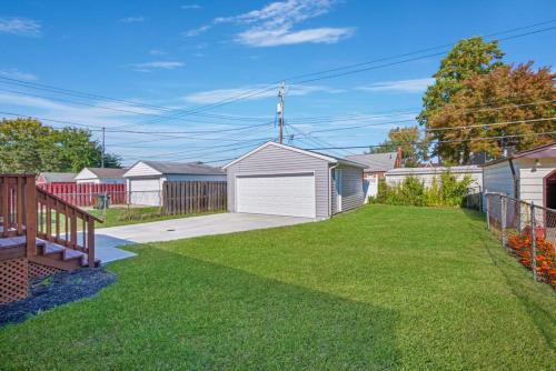 Taman di luar Remodeled 4 Bedroom With a Game Room