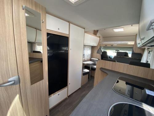Η κουζίνα ή μικρή κουζίνα στο Autocaravana para 6