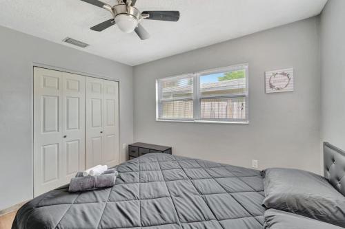 Ένα ή περισσότερα κρεβάτια σε δωμάτιο στο Cozy Retreat pvt rm Close To Siesta Keys J3A shared home