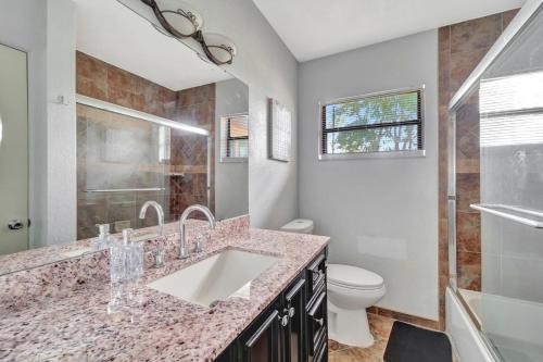 Ένα μπάνιο στο Cozy Retreat pvt rm Close To Siesta Keys J3A shared home