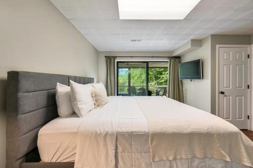 Ένα ή περισσότερα κρεβάτια σε δωμάτιο στο Lake Lure Vista Hideaway