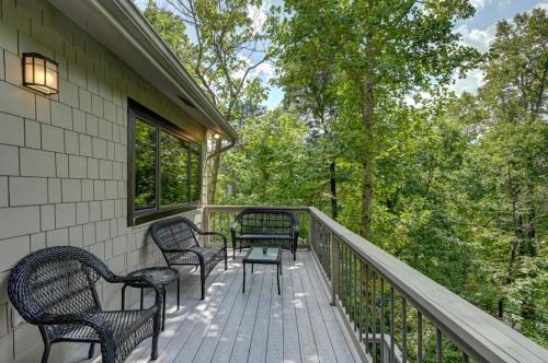 Μπαλκόνι ή βεράντα στο Lake Lure Vista Hideaway