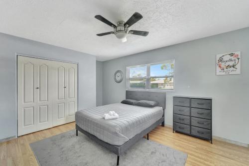 Ένα ή περισσότερα κρεβάτια σε δωμάτιο στο Eco Private Suite Rm w Bath Golf Nearby J2A shared home