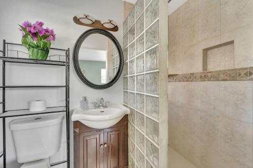 Ένα μπάνιο στο Eco Private Suite Rm w Bath Golf Nearby J2A shared home