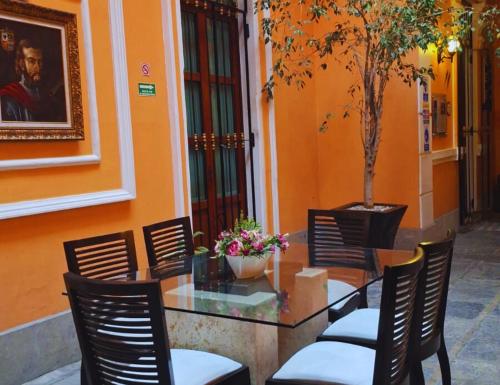 a table and chairs in front of a building at Hotel del Capitán de Puebla in Puebla