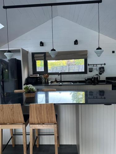 a kitchen with two chairs and a counter top at Modo Villa Refugio in Villa La Angostura