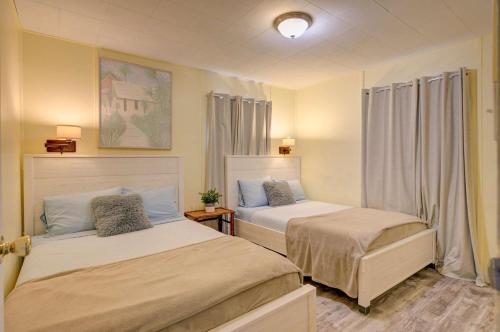 Ένα ή περισσότερα κρεβάτια σε δωμάτιο στο The Hawaiian Cottage 2-Bed by the Sea w fireplace
