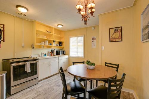 Η κουζίνα ή μικρή κουζίνα στο The Hawaiian Cottage 2-Bed by the Sea w fireplace