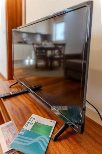 a glass screen sitting on top of a table at Cabo do Mar Apart.- Baía Beach in Espinho