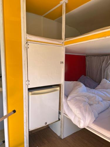 una litera abierta en una habitación en Rancho Duas Luas Apoio Camping, en Rio das Ostras