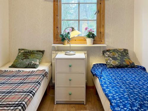 Yngsjöにある6 person holiday home in YNGSJÖ-By Traumのベッド2台と窓のある寝室