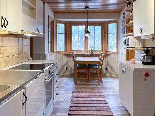 Yngsjöにある6 person holiday home in YNGSJÖ-By Traumのテーブルとダイニングルームのあるキッチン