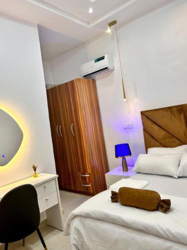 Postel nebo postele na pokoji v ubytování Urban Retreat Luxury Shortlet Apartment Lekki ajah Lagos with pool and gym