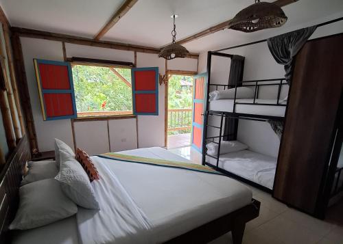 a bedroom with two bunk beds and a window at MuchoSur Filandia in Filandia