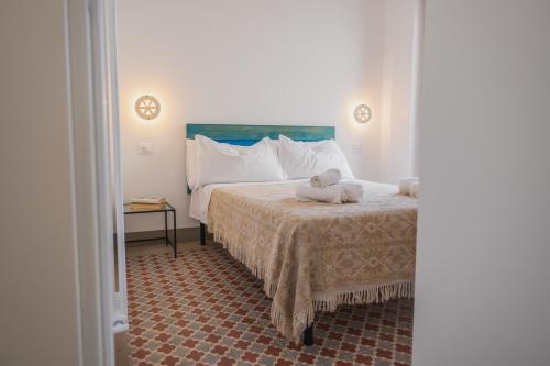 une chambre avec un lit avec un ours en peluche dessus dans l'établissement Verso Sud, Torre Canne, à Torre Canne