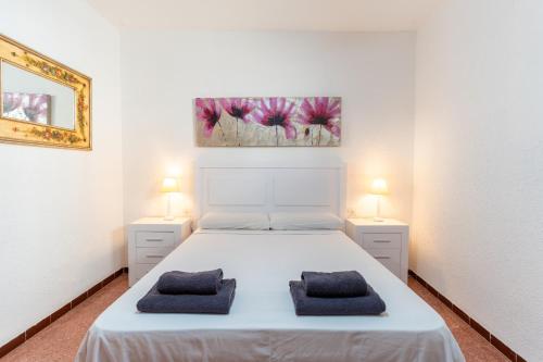 Ένα ή περισσότερα κρεβάτια σε δωμάτιο στο TrendyHomes El Cabo I Piscina, aire acondicionado y playa a un paso